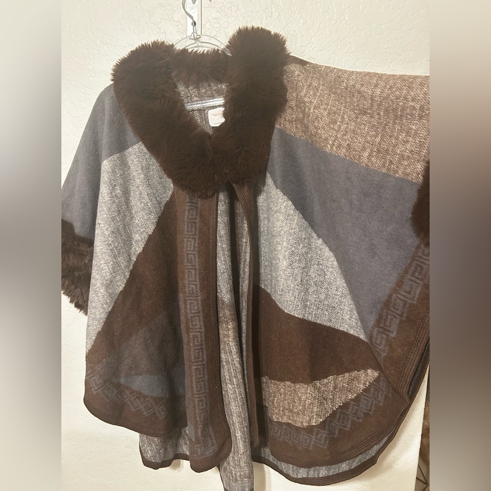 🐾Northern Angel poncho wrap/ Plaid Cape with Fur Trim size S/M GUC - Picture 4 of 11